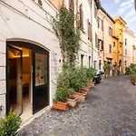 Trastevere Urbes Collection