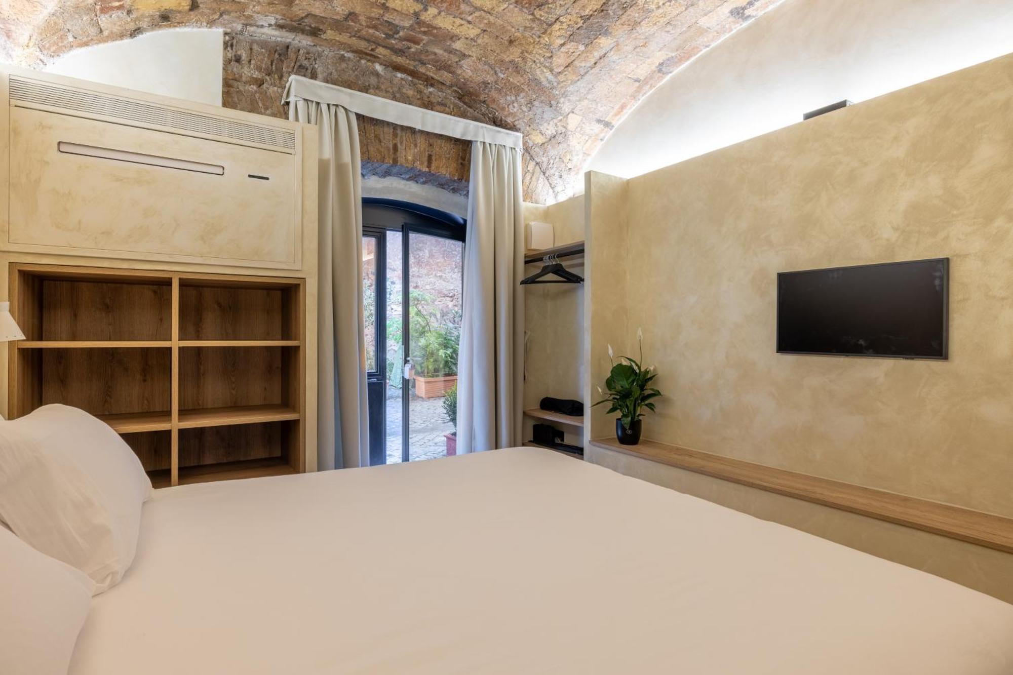 Trastevere Urbes Collection